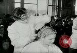 Immagine di Coiffures competere Parigi Francia, 1953, secondo 12 filmato di repertorio 65675020698