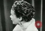 Immagine di Coiffures competere Parigi Francia, 1953, secondo 16 filmato di repertorio 65675020698