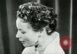Immagine di Coiffures competere Parigi Francia, 1953, secondo 17 filmato di repertorio 65675020698