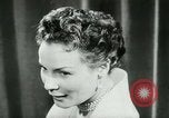 Immagine di Coiffures competere Parigi Francia, 1953, secondo 18 filmato di repertorio 65675020698