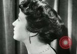 Immagine di Coiffures competere Parigi Francia, 1953, secondo 19 filmato di repertorio 65675020698