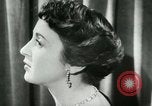 Immagine di Coiffures competere Parigi Francia, 1953, secondo 20 filmato di repertorio 65675020698