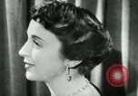 Immagine di Coiffures competere Parigi Francia, 1953, secondo 21 filmato di repertorio 65675020698