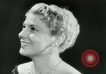 Immagine di Coiffures competere Parigi Francia, 1953, secondo 22 filmato di repertorio 65675020698