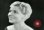 Immagine di Coiffures competere Parigi Francia, 1953, secondo 23 filmato di repertorio 65675020698