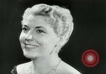 Immagine di Coiffures competere Parigi Francia, 1953, secondo 24 filmato di repertorio 65675020698