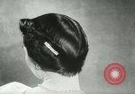 Immagine di Coiffures competere Parigi Francia, 1953, secondo 25 filmato di repertorio 65675020698