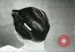 Immagine di Coiffures competere Parigi Francia, 1953, secondo 26 filmato di repertorio 65675020698