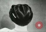 Immagine di Coiffures competere Parigi Francia, 1953, secondo 27 filmato di repertorio 65675020698