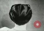 Immagine di Coiffures competere Parigi Francia, 1953, secondo 28 filmato di repertorio 65675020698