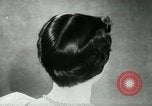 Immagine di Coiffures competere Parigi Francia, 1953, secondo 29 filmato di repertorio 65675020698