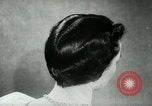 Immagine di Coiffures competere Parigi Francia, 1953, secondo 30 filmato di repertorio 65675020698
