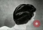 Immagine di Coiffures competere Parigi Francia, 1953, secondo 31 filmato di repertorio 65675020698