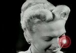 Immagine di Coiffures competere Parigi Francia, 1953, secondo 32 filmato di repertorio 65675020698