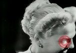 Immagine di Coiffures competere Parigi Francia, 1953, secondo 33 filmato di repertorio 65675020698