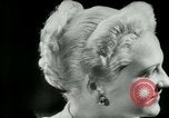 Immagine di Coiffures competere Parigi Francia, 1953, secondo 35 filmato di repertorio 65675020698