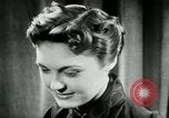 Immagine di Coiffures competere Parigi Francia, 1953, secondo 40 filmato di repertorio 65675020698