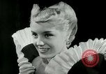 Immagine di Coiffures competere Parigi Francia, 1953, secondo 41 filmato di repertorio 65675020698