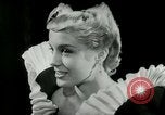 Immagine di Coiffures competere Parigi Francia, 1953, secondo 42 filmato di repertorio 65675020698