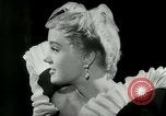 Immagine di Coiffures competere Parigi Francia, 1953, secondo 43 filmato di repertorio 65675020698