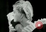 Immagine di Coiffures competere Parigi Francia, 1953, secondo 44 filmato di repertorio 65675020698