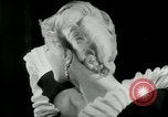 Immagine di Coiffures competere Parigi Francia, 1953, secondo 45 filmato di repertorio 65675020698