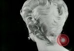 Immagine di Coiffures competere Parigi Francia, 1953, secondo 46 filmato di repertorio 65675020698