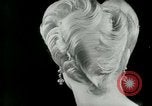 Immagine di Coiffures competere Parigi Francia, 1953, secondo 47 filmato di repertorio 65675020698
