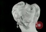 Immagine di Coiffures competere Parigi Francia, 1953, secondo 49 filmato di repertorio 65675020698