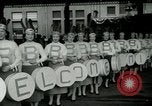 Image Milwaukee Braves Baseball Team arrive dans la ville Milwaukee Wisconsin USA, 1953, de la seconde 7 séquences d'archives historiques vidéo 65675020699