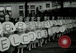 Image Milwaukee Braves Baseball Team arrive dans la ville Milwaukee Wisconsin USA, 1953, de la seconde 8 séquences d'archives historiques vidéo 65675020699
