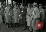 Image Milwaukee Braves Baseball Team arrive dans la ville Milwaukee Wisconsin USA, 1953, de la seconde 12 séquences d'archives historiques vidéo 65675020699