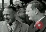 Image Milwaukee Braves Baseball Team arrive dans la ville Milwaukee Wisconsin USA, 1953, de la seconde 13 séquences d'archives historiques vidéo 65675020699