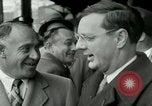 Image Milwaukee Braves Baseball Team arrive dans la ville Milwaukee Wisconsin USA, 1953, de la seconde 14 séquences d'archives historiques vidéo 65675020699