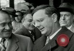 Image Milwaukee Braves Baseball Team arrive dans la ville Milwaukee Wisconsin USA, 1953, de la seconde 15 séquences d'archives historiques vidéo 65675020699