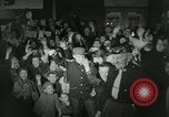 Image Milwaukee Braves Baseball Team arrive dans la ville Milwaukee Wisconsin USA, 1953, de la seconde 26 séquences d'archives historiques vidéo 65675020699