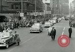 Image Milwaukee Braves Baseball Team arrive dans la ville Milwaukee Wisconsin USA, 1953, de la seconde 39 séquences d'archives historiques vidéo 65675020699