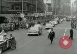 Image Milwaukee Braves Baseball Team arrive dans la ville Milwaukee Wisconsin USA, 1953, de la seconde 40 séquences d'archives historiques vidéo 65675020699