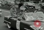 Image Milwaukee Braves Baseball Team arrive dans la ville Milwaukee Wisconsin USA, 1953, de la seconde 44 séquences d'archives historiques vidéo 65675020699