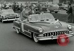 Image Milwaukee Braves Baseball Team arrive dans la ville Milwaukee Wisconsin USA, 1953, de la seconde 47 séquences d'archives historiques vidéo 65675020699