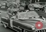 Image Milwaukee Braves Baseball Team arrive dans la ville Milwaukee Wisconsin USA, 1953, de la seconde 49 séquences d'archives historiques vidéo 65675020699
