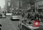 Image Milwaukee Braves Baseball Team arrive dans la ville Milwaukee Wisconsin USA, 1953, de la seconde 56 séquences d'archives historiques vidéo 65675020699