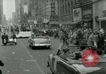 Image Milwaukee Braves Baseball Team arrive dans la ville Milwaukee Wisconsin USA, 1953, de la seconde 57 séquences d'archives historiques vidéo 65675020699