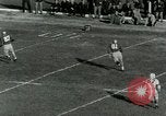 Image match de football Lawrence Kansas USA, 1950, de la seconde 25 séquences d'archives historiques vidéo 65675020705