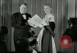Immagine di Christine Jorgensen avvocato transgender New York City USA, 1953, secondo 9 filmato di repertorio 65675020719