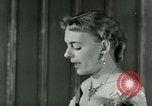 Immagine di Christine Jorgensen avvocato transgender New York City USA, 1953, secondo 21 filmato di repertorio 65675020719