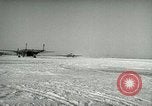 Immagine di Aria Yonpo evacuazione di base Yonpo Corea, 1950, secondo 56 filmato di repertorio 65675020744