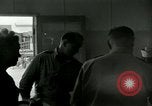 Immagine di Soldati feriti Tokyo Giappone, 1950, secondo 55 filmato di repertorio 65675020764