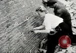 Standbild Frau Dynamite Berlin Deutschland, 1949, aus Sekunde 31 historischem Filmmaterial Videoclip 65675020789