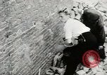 Standbild Frau Dynamite Berlin Deutschland, 1949, aus Sekunde 33 historischem Filmmaterial Videoclip 65675020789